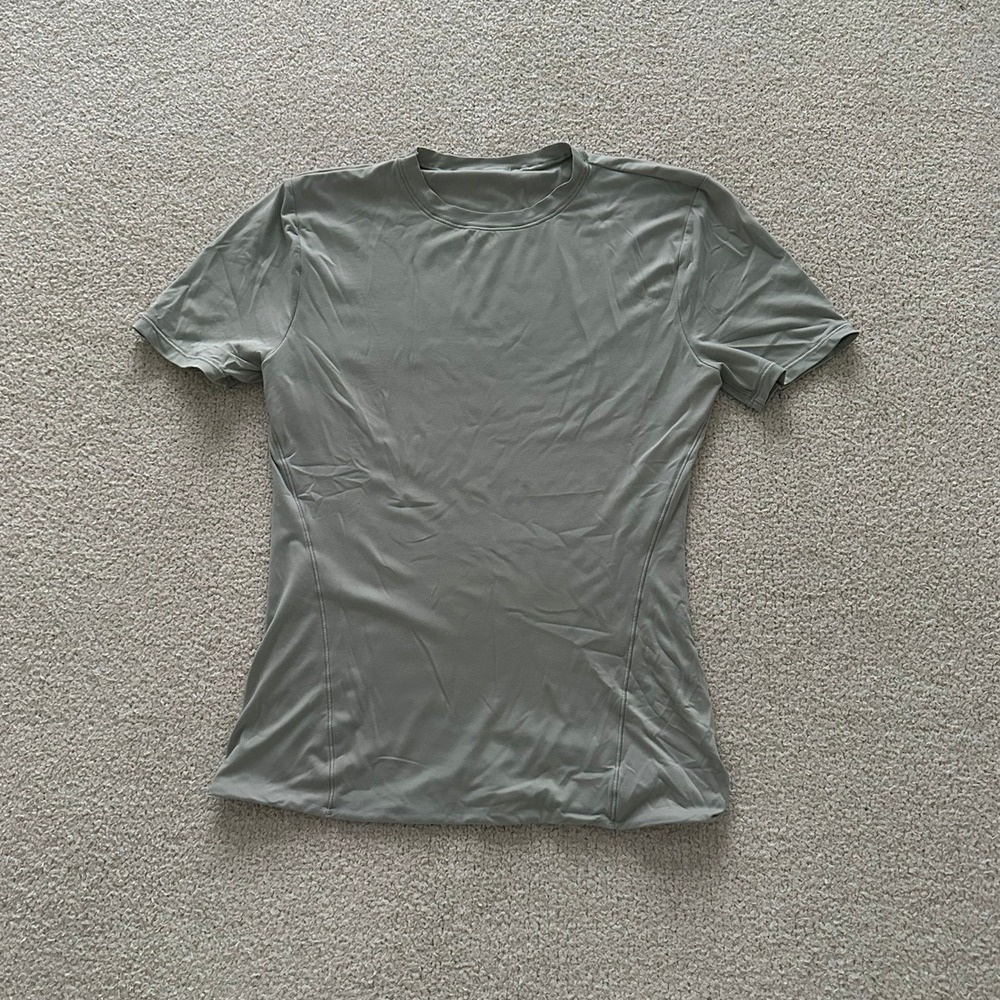 lululemon Wundermost Ultra-Soft Nulu Hip-Length Short Sleeve size small in grey